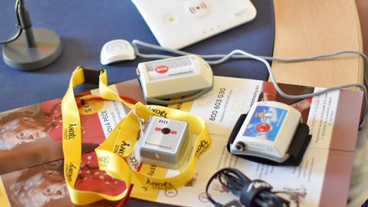 Různá SOS tlačítka služby Anděl Strážný