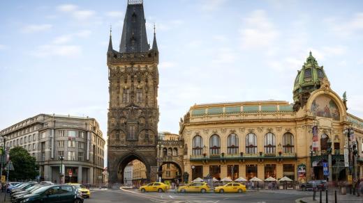 Prašná brána a sousední Obecní dům