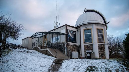Hvězdárna v Praze Ďáblicích je na kopci s nádherným výhledem na České středohoří
