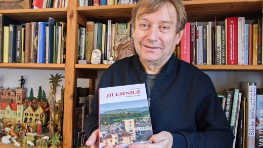 Jan Luštinec s knihou Jilemnice – Historická zastavení