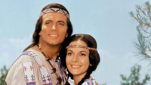 Pierre Brice a Karin Dor jako Vinnetou a Ribanna ve snímku Vinnetou: Rudý gentleman (1964)