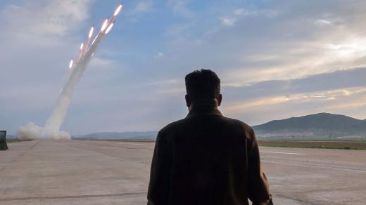 Severokorejský lídr Kim Čong-un sledují test raketového odpalovacího systému 24.5. 2024