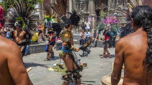 Aztécká taneční skupina v Mexiko City