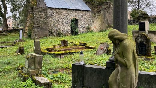 V pohraničí chátrají statisíce hrobů sudetských Němců. Zachraňovat je pomáhají potomci „novodosídlenců“