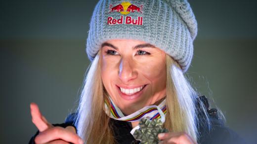 Ester Ledecká s bronzovou medailí z MS v alpském lyžování