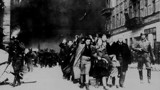 Židé odváděni Němci při likvidaci židovského gheta ve Varšavě