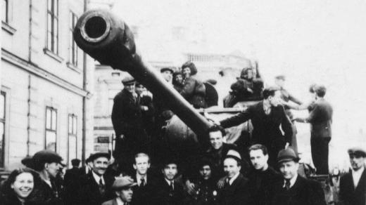 Sovětští vojáci v ulicích Vítkovic