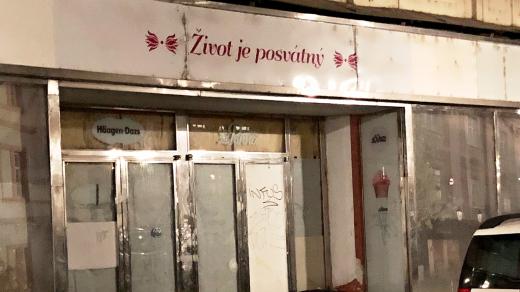 Na fasádě domů U Tobolky a U Zlatého kola, raně barokních palácových staveb v Rytířské ulici, pár desítek metrů od Tylova divadla, visí nápis Život je posvátný