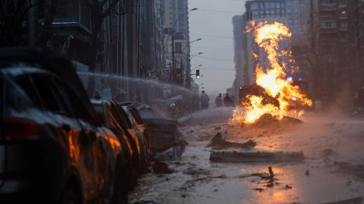 V Kyjevě ruský útok způsobil požáry a poškodil administrativní budovu