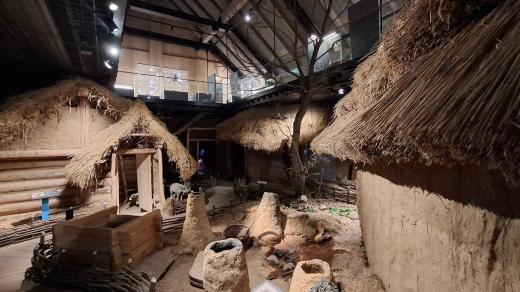 Výstava nazvaná Archevita - Stopami věků maximálně využívá originálního prostoru historické stodoly