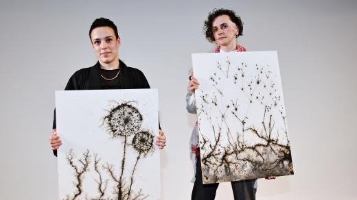 Cenu literární kritiky za rok 2024 v kategorii próza obdržela Emma Kausc (vlevo) za román Narušení děje a v kategorii poezie ocenění obdržela Iryna Zahladko (vpravo) za sbírku Jak se líčit v nemoci (12. března 2025, Praha)