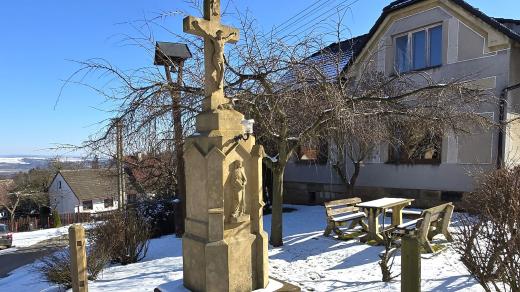 Kamenný kříž s reliéfem Panny Marie a odpočinkové místo v Boháňce