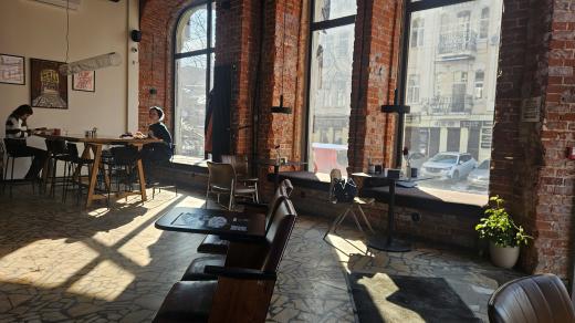 Každý den jsou poplachy, rakety, šahídy…, a proto je tak důležité mít nějaké místo, kde se lidé scházejí, kde si povídají a na chvíli zapomenou na válku, vysvětluje manažer kavárny