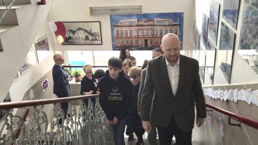 Britský velvyslanec Matt Field navštívil Základní školu sira Nicholase Wintona v Kunžaku