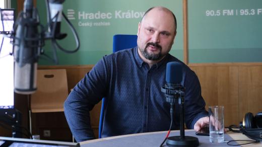 Jiří Štěpán ve studiu Českého rozhlasu Hradec Králové