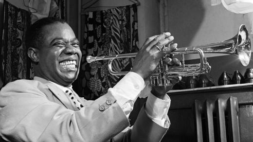 Louis Armstrong hraje na trumpetu ve své šatně před vystoupením v New Yorku v roce 1947