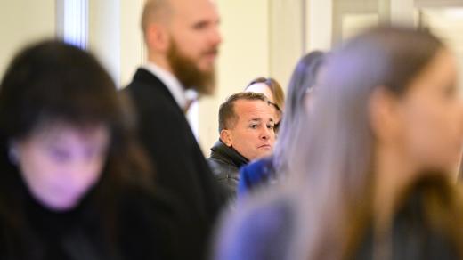 Nepravomocně odsouzený Václav Socher (vzadu uprostřed) u Městského soudu v Praze