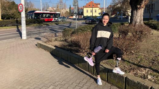 Barbora Kafková je necelý rok po amputaci zpátky ve svém aktivním životě, hraje basketbal s vozíčkáři z Pardubic, jezdí na snowboardu a běhá