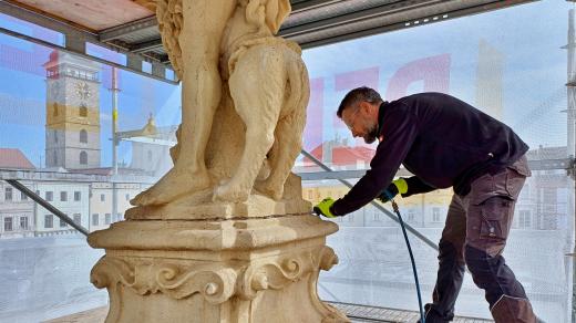 Restaurátor Lukáš Hosnedl obnovuje sousoší uprostřed Samsonovy kašny v Českých Budějovicích