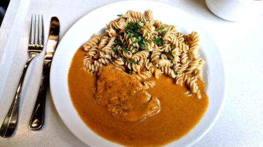 Oběd ve školní jídelně