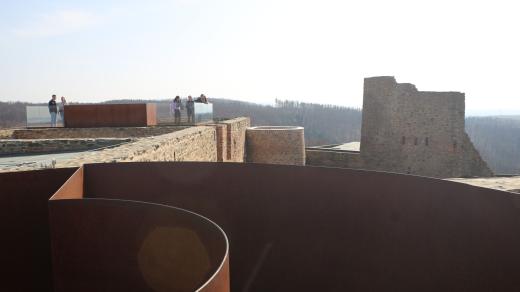 Stavba je na střeše doplněna vyhlídkovými terasami