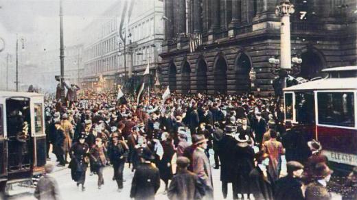 Vyhlášení Československé republiky v Praze 28. října 1918 (digitálně kolorováno)