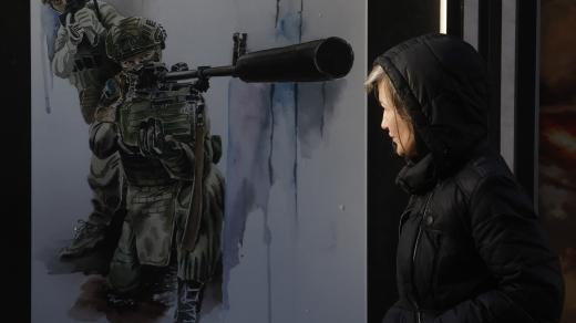 Vojenský plakát v Petrohradu na výstavě Společně k vítězství, které jsou věnovány vojáků v centru Petrohradu (fotografie z 20. ledna 2025)