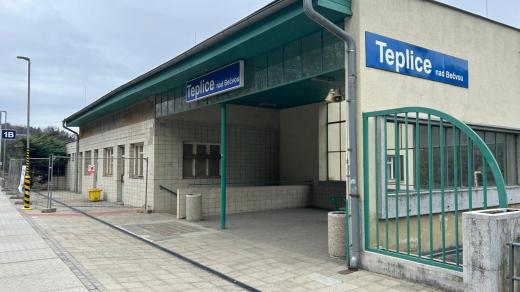 Budova vlakového nádraží v Teplicích nad Bečvou prochází rekonstrukcí, nově z ní bude moderní infocentrum nedaleké Hranické propasti