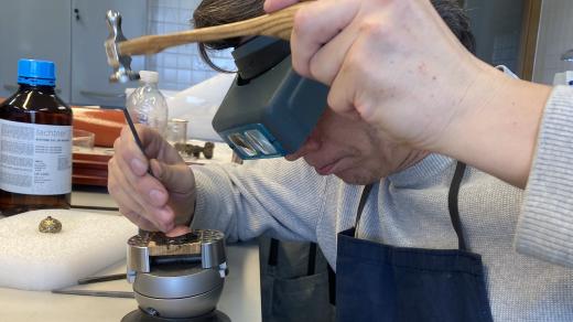 Šperkař Martin Fořt vytváří repliku velkomoravského gombíku