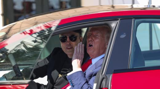 Americký prezident Donald Trump a Elon Musk sedí ve voze Tesla