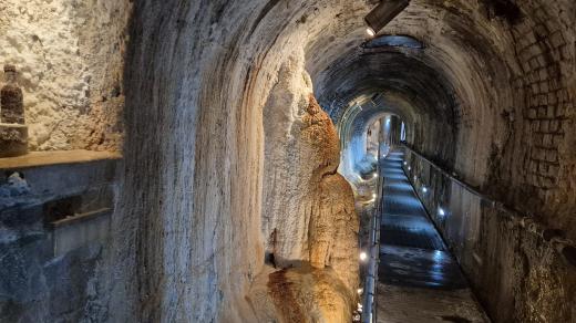 Prohlídková podzemní trasa pod karlovarskou Vřídelní kolonádou