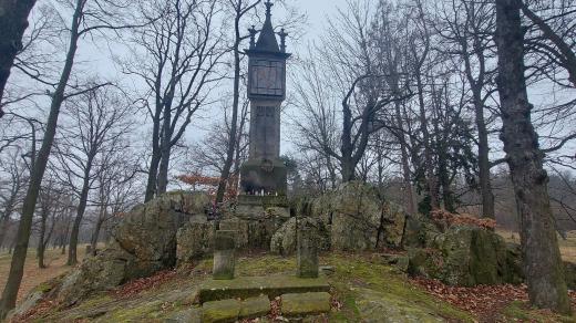 Dominantou Vrchlického návrší je venkovní modlitebna, sloup s obrazem Panny Marie