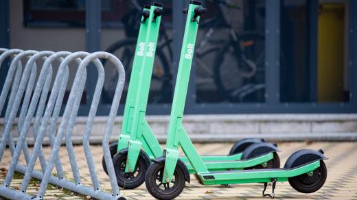 Sdílené elektrokoloběžky Bolt parkují i u živnosténského úřadu v Pardubicích