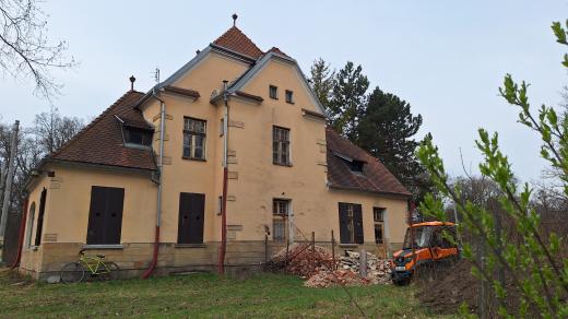 Ve Střeni na Olomoucku opravují historickou nádražní budovu