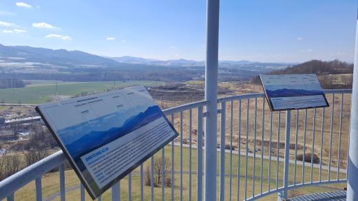 Díky informačním tabulím návštěvník rozhledny ví, nač se dívá