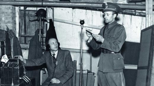 Hlasatel Zdeněk Mančal (vpravo) vysílá během Pražského povstání v květnu 1945 z podzemního krytu