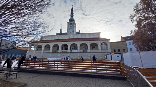 Budova prostějovského muzea s kluzištěm pod ní
