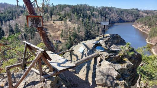 Na Halířce najdete i lavičku ukotvenou do skály