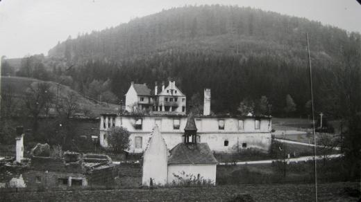 Největší statek Jaroslava Dokoupila. V pozadí vypálený hotel Adolfa Pospíšila