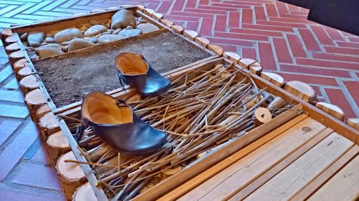 V muzeu si můžete vyzkoušet středověké obutí i pocitový chodník