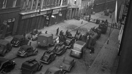 Oddíly gestapa v Bredovské ulici (později Politických vězňů) opouštějí Petschkův palác (Pečkárnu) v Praze.