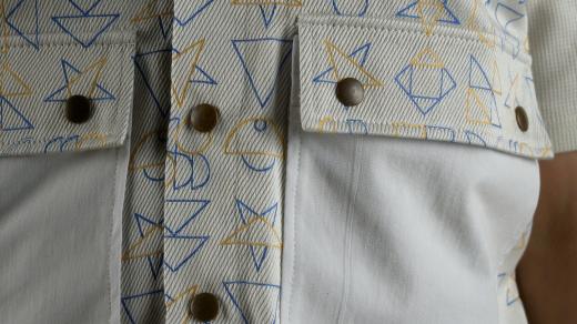 Uniformy zaměstnanců pavilonu Evropské unie během výstavy Expo 2025, návrh studenta Tomáše Maliňáka