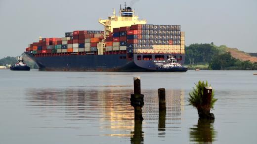 Rejdaři platí za proplutí největších kontejnerových lodí Panamským průplavem až 100 tisíc dolarů