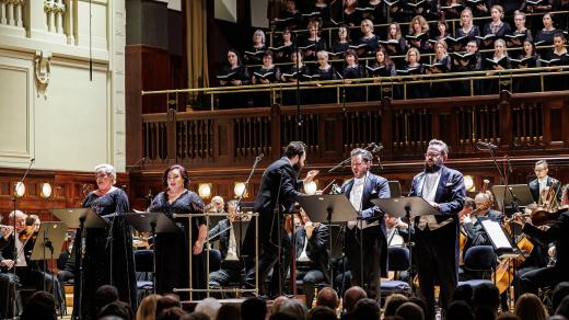 Verdiho Requiem v podání SOČRu. Zpívají Mária Porubčinová (soprán) Lucie Hilscherová (mezzosoprán) Peter Berger (tenor) Pavel Švingr (bas) Pražský filharmonický sbor vedený sbormistrem Lukášem Vasilkem Řídí Petr Popelka