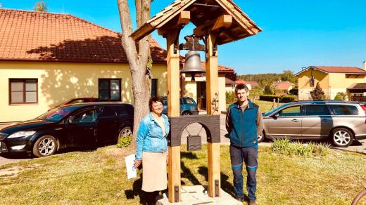 Památník železnice se zvoničkou v obci Roudná na Táborsku