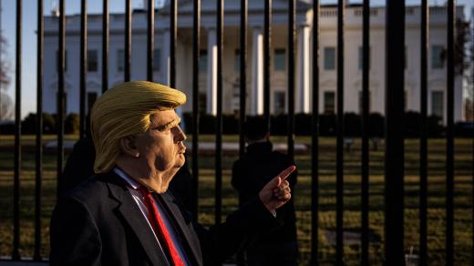 Pouliční umělec s maskou prezidenta Donalda Trumpa