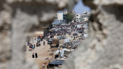 Palestinci prchají poté, co izraelská armáda vydala příkaz k evakuaci z východního Chán Júnisu
