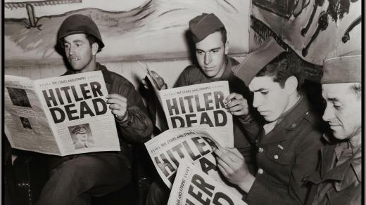 Američtí vojáci čtou o Hitlerově smrti