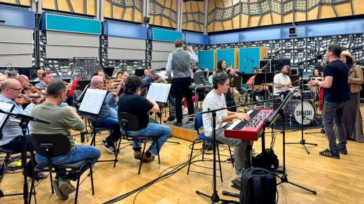 Zkouška Symfonického orchestru Českého rozhlasu a kapely Chinaski
