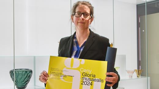 Ředitelka Městského muzea v Železném Brodě Petra Hejralová s cenou ze soutěže Gloria musaealis